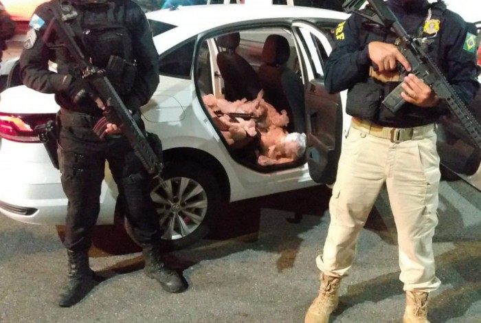 Polícia Rodoviária Federal e PM prendem homem e apreendem armas na Ponte Rio-Niterói