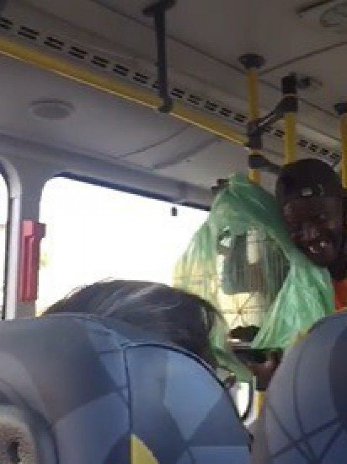Homem ameaça passageiros de ônibus com um rato 