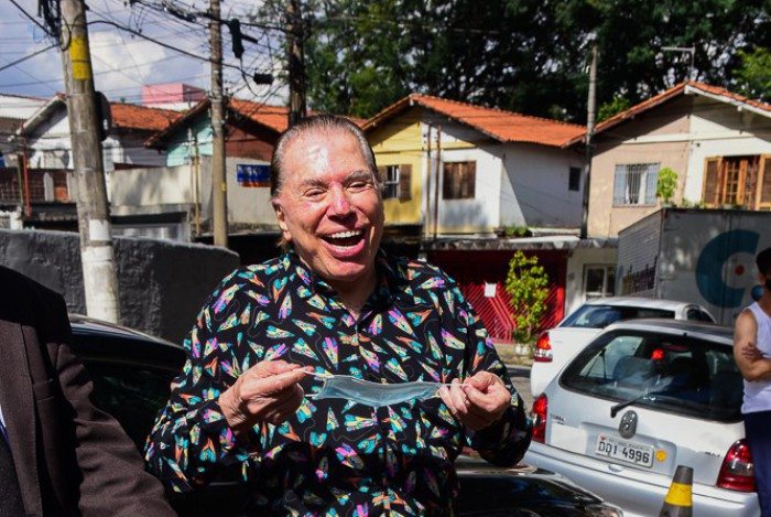 Silvio Santos toma a segunda dose da vacina