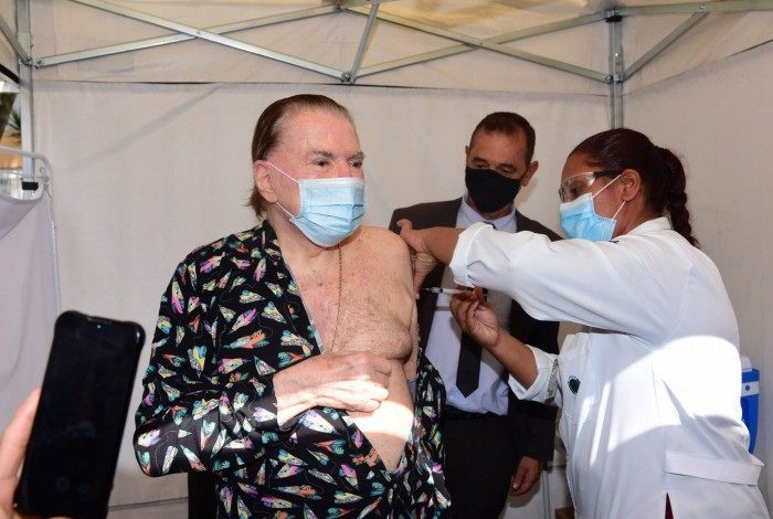   Silvio Santos recebe a segunda dose da vacina contra a Covid-19