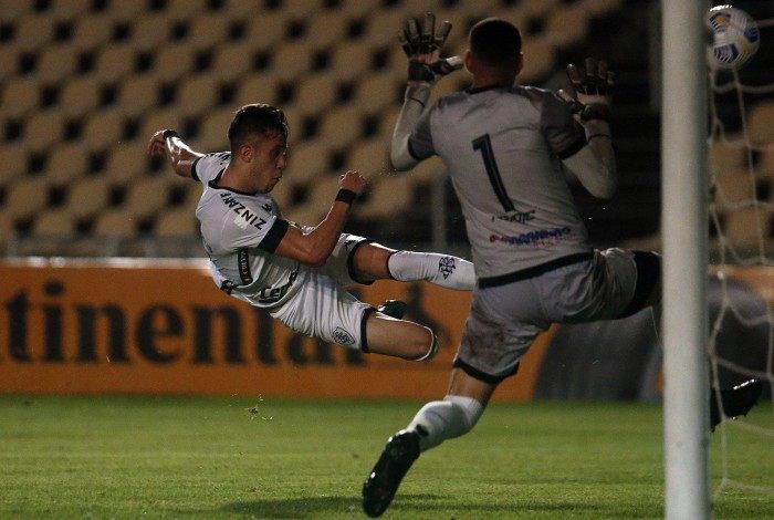 De voleio, o estreante Matheus Frizzo marcou o quinto do Botafogo no Maranhão