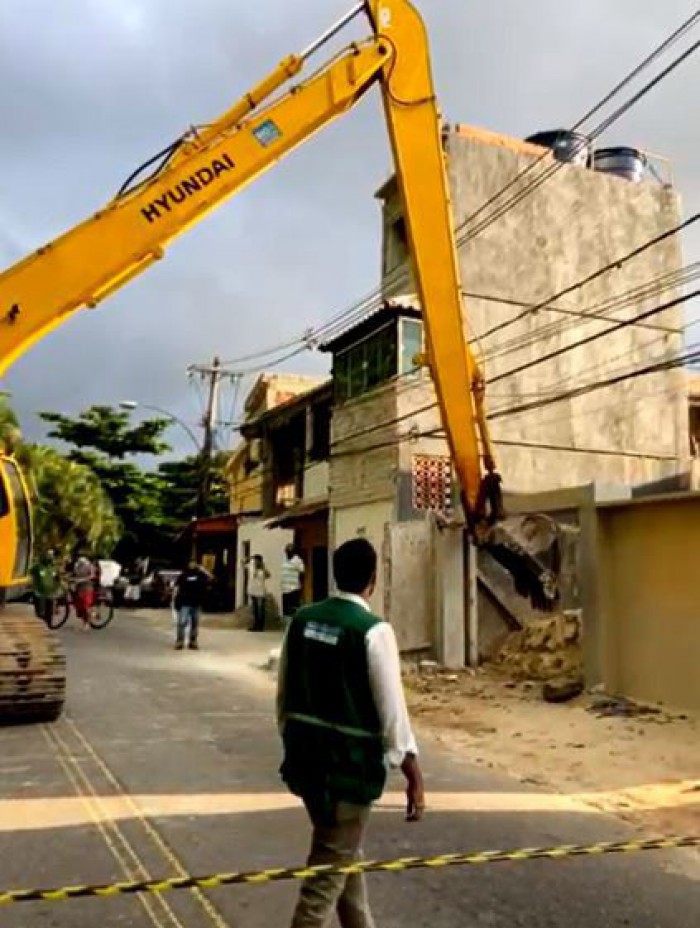 Secretaria de Meio Ambiente destr&oacute;i constru&ccedil;&atilde;o irregular de 30 apartamentos no Recreio
