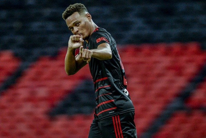 Rodrigo Muniz comemorando gol com a camisa do Flamengo