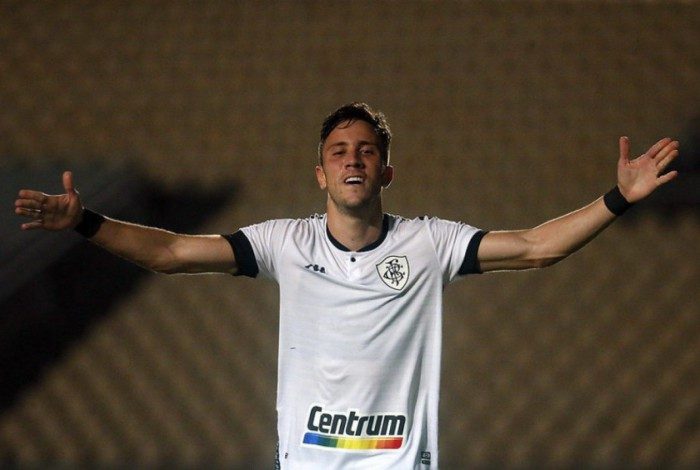 Matheus Frizzo em ação pelo Botafogo