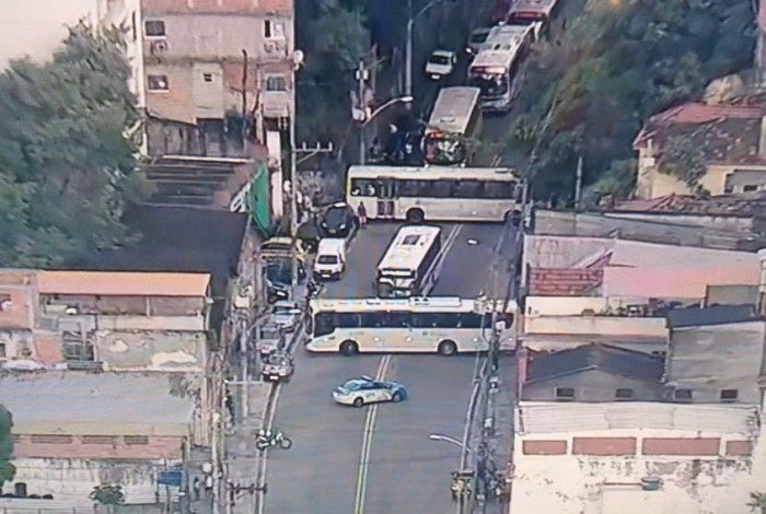 Tiroteio faz motoristas voltarem na contramão na Rua São Luiz Gonzaga, em São Cristóvão