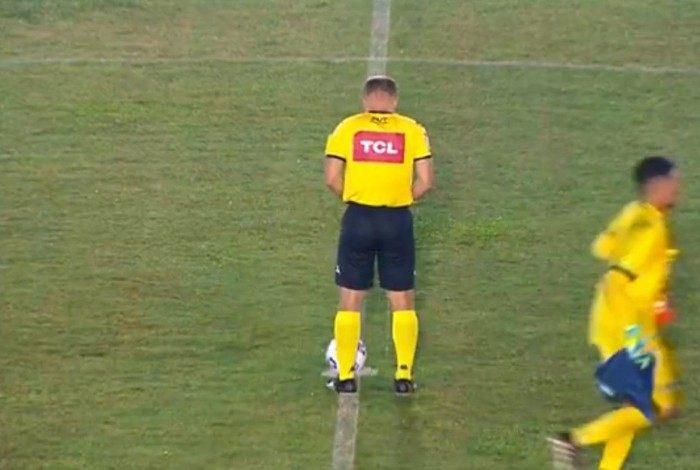 Árbitro Dênis Ribeiro Serafim foi flagrado pela câmera de TV urinando no campo