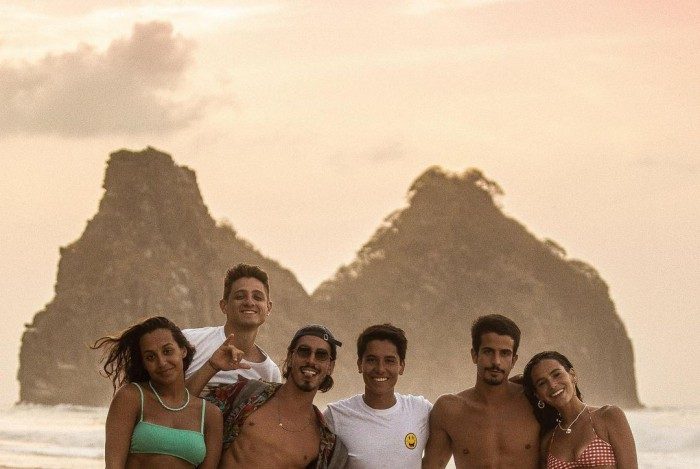 Bruna Marquezine ao lado de Enzo Celulari em Fernando de Noronha