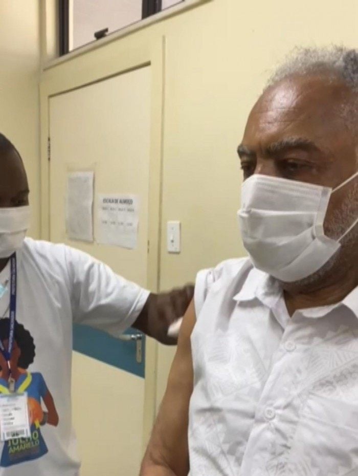 Gilberto Gil toma a vacina contra a Covid-19