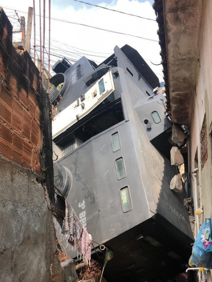 Um veículo da Polícia Militar caiu de uma pista na Rua Medeiros, em Piedade