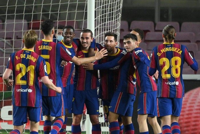 Griezmann é festejado pelos companheiros após o bonito gol de fora da área no Camp Nou