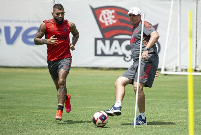 Gabigol 
treina no Ninho do Urubu, 
ao lado de Rogério Ceni