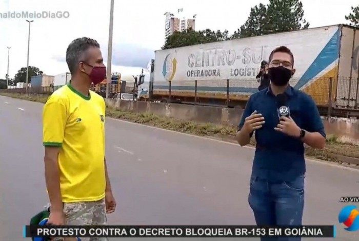Repórter do SBT é agredido ao vivo por homem com camisa da seleção brasileira