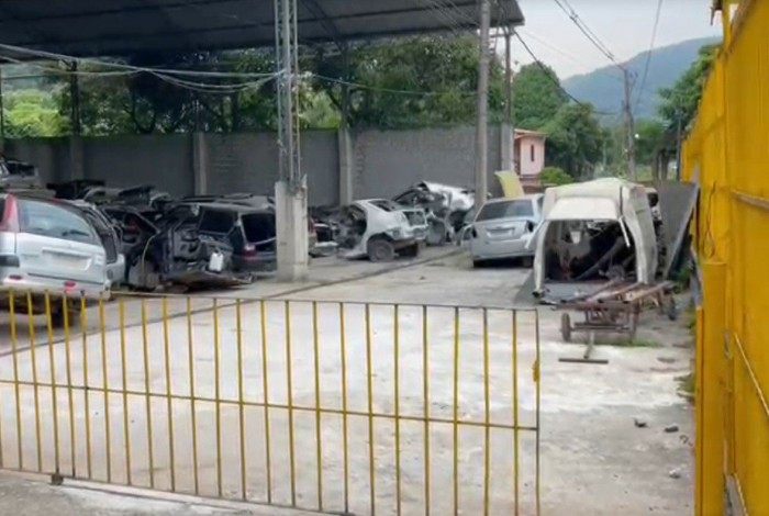 Operação da Polícia Civil mira grupo responsável por desmanches e venda de peças de carros roubados em São Gonçalo