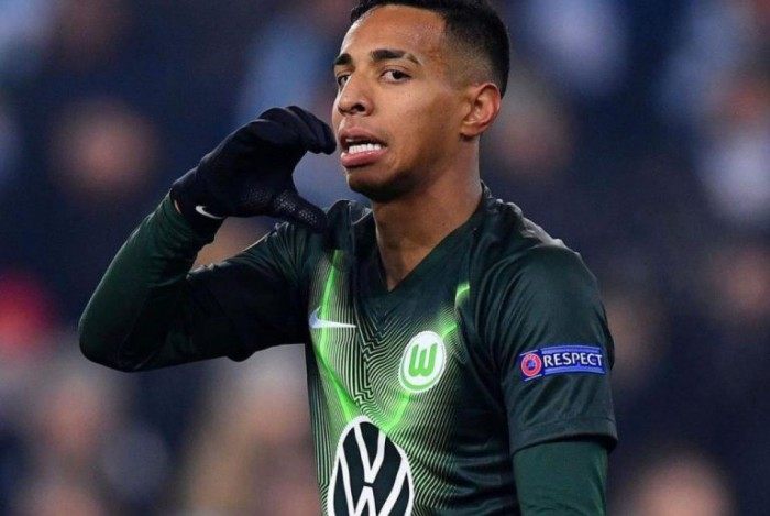 Victor Sá comemorando gol pelo Wolfsburg