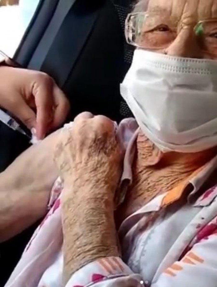 Palmirinha recebe a segunda dose da Coronavac