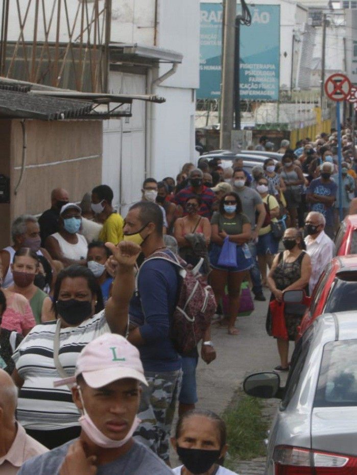 Com filas enormes e aglomera&Atilde;&sect;&Atilde;&pound;o, idosos e familiares est&Atilde;&pound;o esperando desde a madrugada para conseguir a primeira e segunda dose da vacina