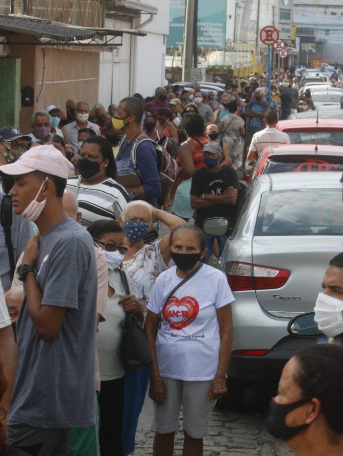 Com filas enormes e aglomera&ccedil;&atilde;o, idosos e familiares est&atilde;o esperando desde a madrugada para conseguir a primeira e segunda dose da vacina