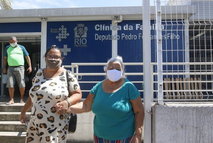 Geral - Primeiro dia de vacinaçao contra a Covid-19 para mulheres de 75 anos, na clinica da familia, Deputado Pedro Fernandes Filho, em Iraja, zona norte do Rio. Na foto, de blusa verde, Sra. Joana Darc, 75.