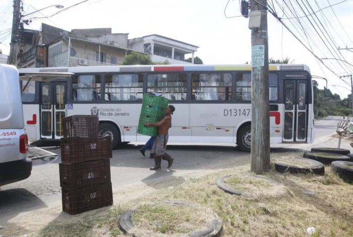 Bandidos sequestram ônibus e atravessam no meio da rua para impedir a ação da PM