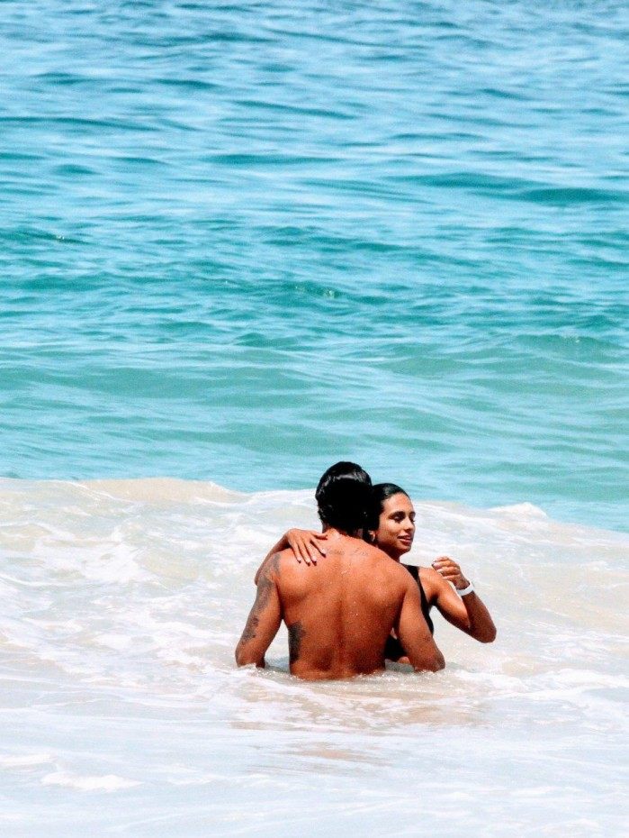 Jesus Luz e Carol Ramiro namoram na Praia do Leblon, na Zona Sul do Rio, nesta quinta-feira