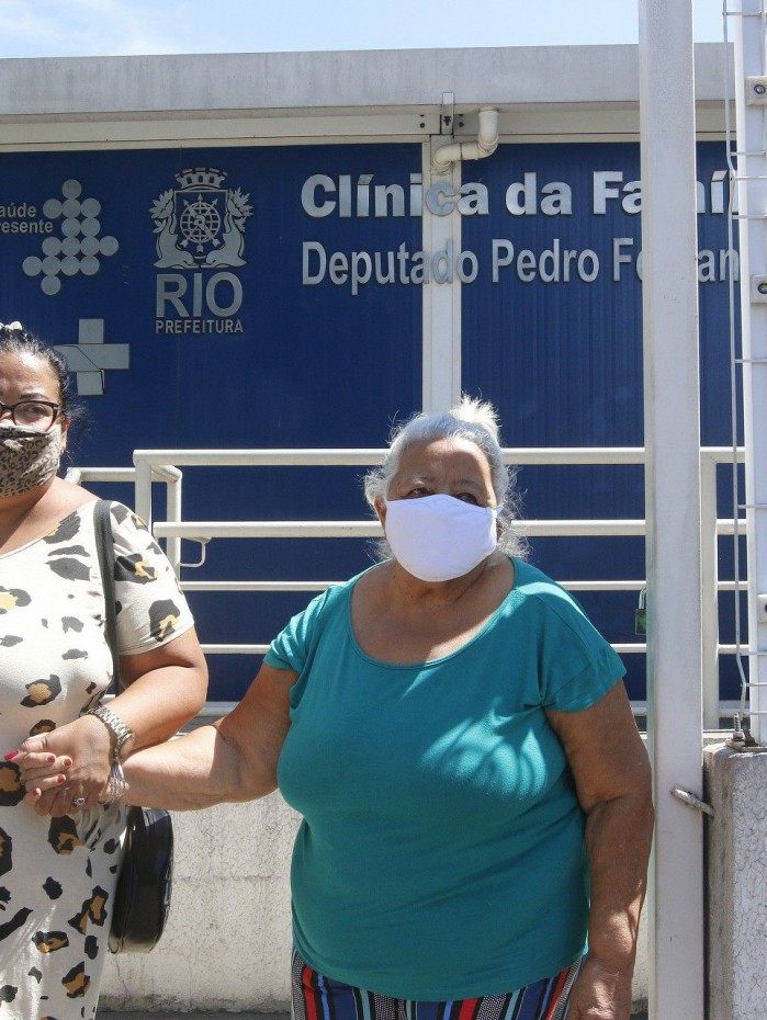 Geral - Primeiro dia de vacinaçao contra a Covid-19 para mulheres de 75 anos, na clinica da familia, Deputado Pedro Fernandes Filho, em Iraja, zona norte do Rio. Na foto, de blusa verde, Sra. Joana Darc, 75.