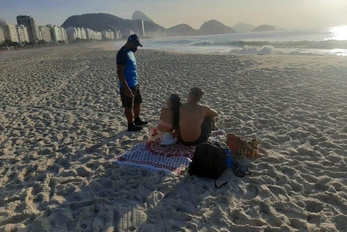 Agentes da Guarda Municipal do Rio orientam banhistas a deixarem as areias da praia 