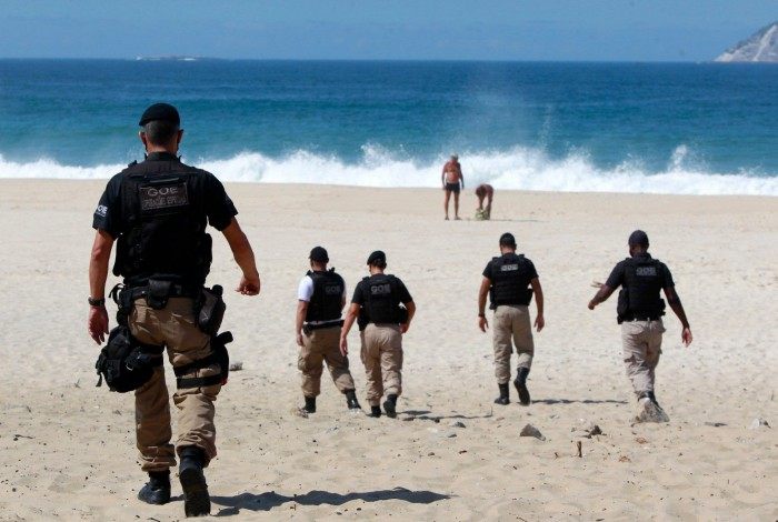 Primeiro dia com fechamento das praias do Rio registra pedestres sem máscara no calçadão