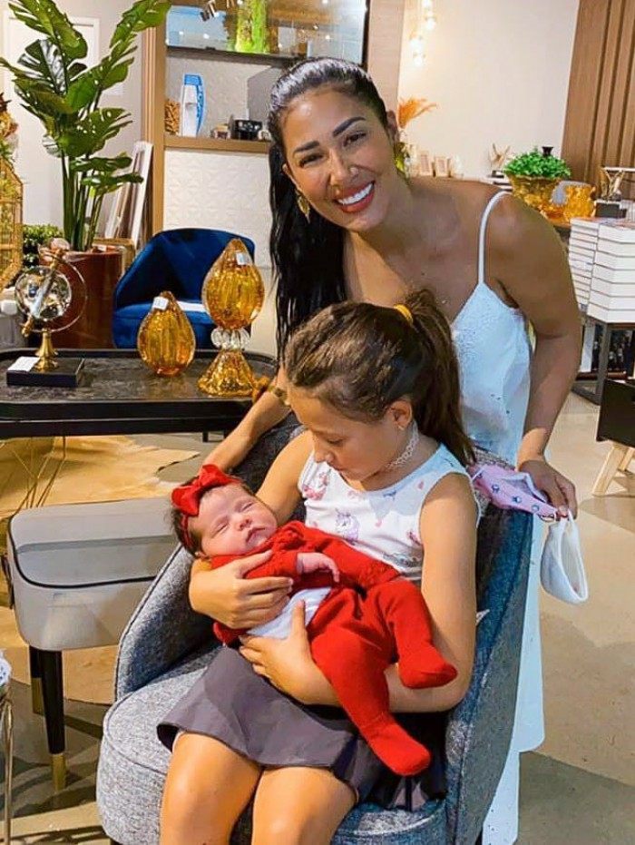 Ao lado da filha, Simaria conhece a sobrinha, filha de Simone