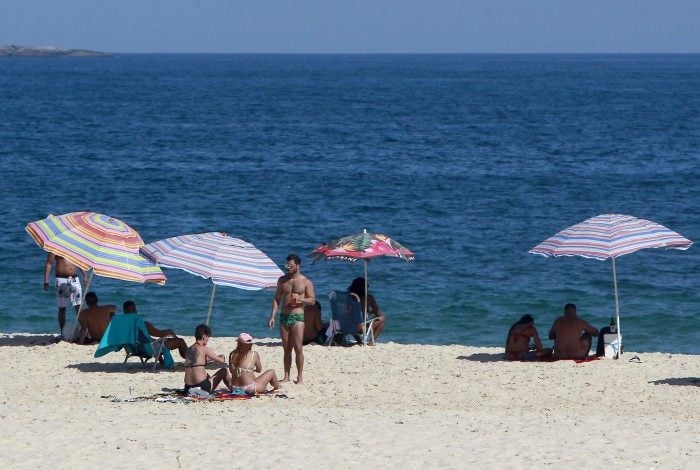 No posto 9 da praia de Ipanema, Zona sul do Rio de Janeiro, alguns banhistas se arriscavam-se a dar um mergulho, mesmo com a proibição