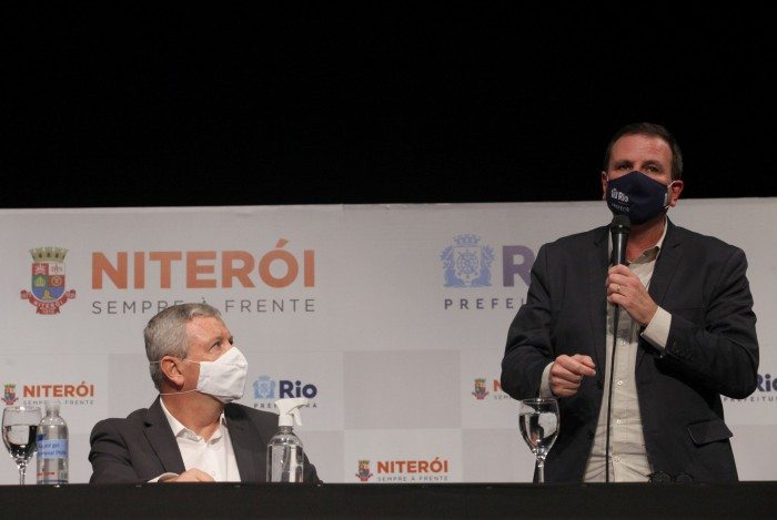 Niteroi, 22/03/2021, Prefeito do Rio Eduardo Paes e prefeito de Niteroi Axel Grael, em coletiva de imprensa sobre as novas medidas de combate a pandemia Covid 19. Caminho Niemeyer, Niteroi estado  do Rio, FOTO DE RICARDO CASSIANO/PREFEITURA DO RIO