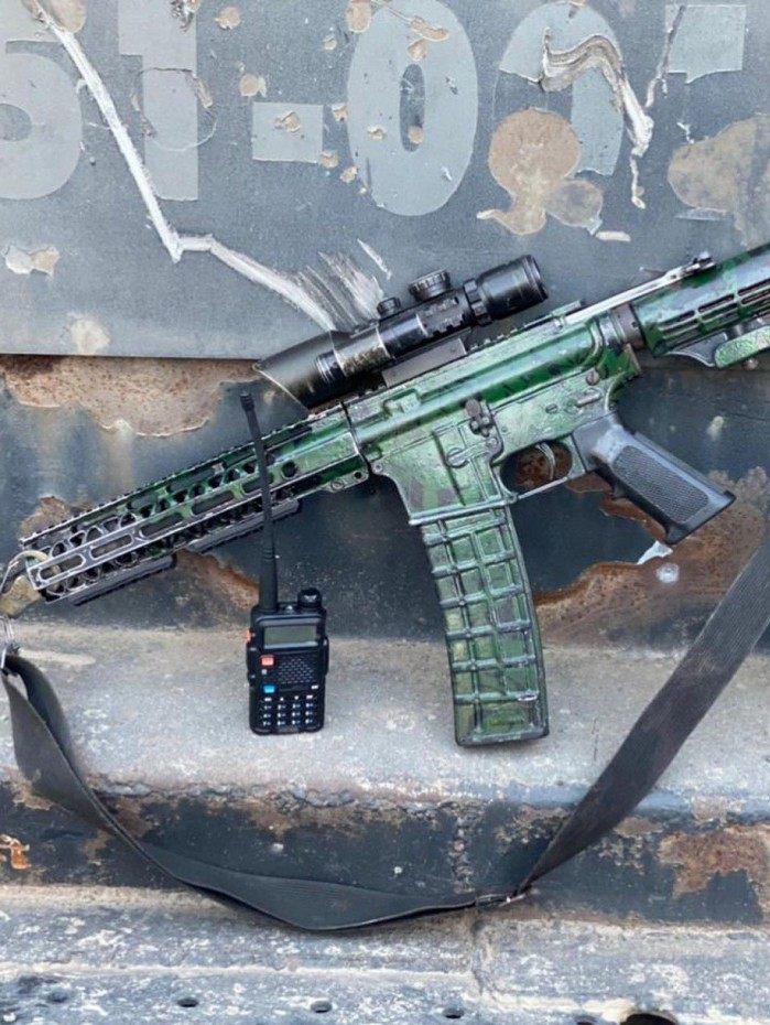 Um fuzil 5.56 e um rádio transmissor foram apreendidos na operação policial
