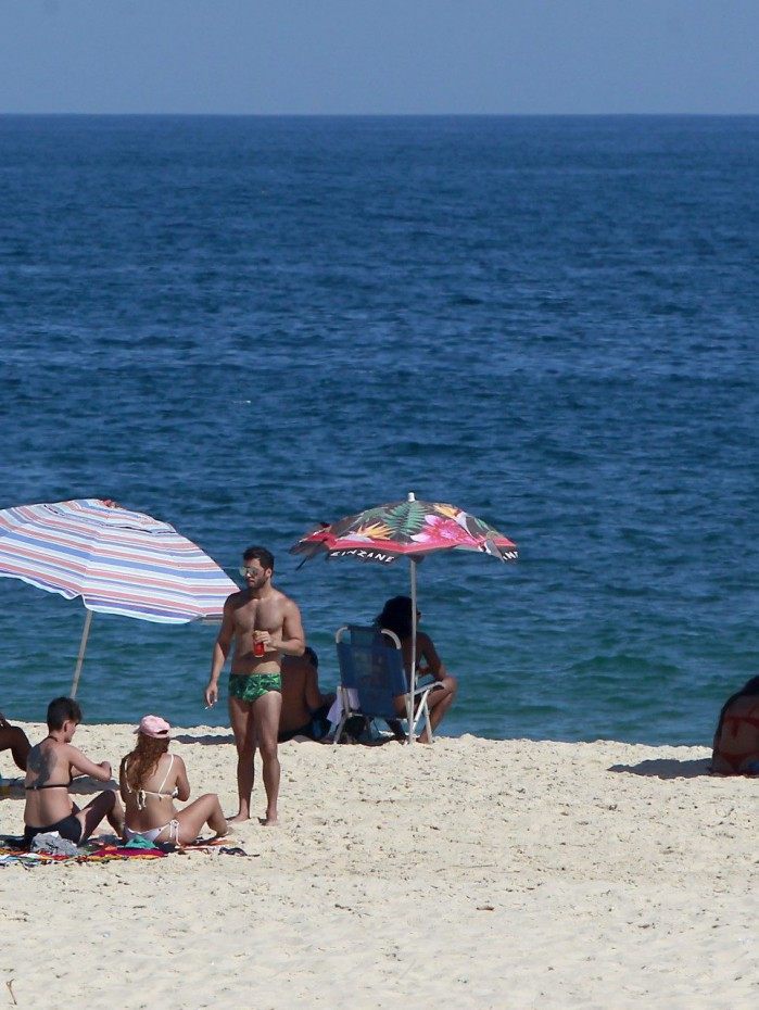 No posto 9 da praia de Ipanema, Zona sul do Rio de Janeiro, alguns banhistas se arriscavam-se a dar um mergulho, mesmo com a proibi&ccedil;&atilde;o
