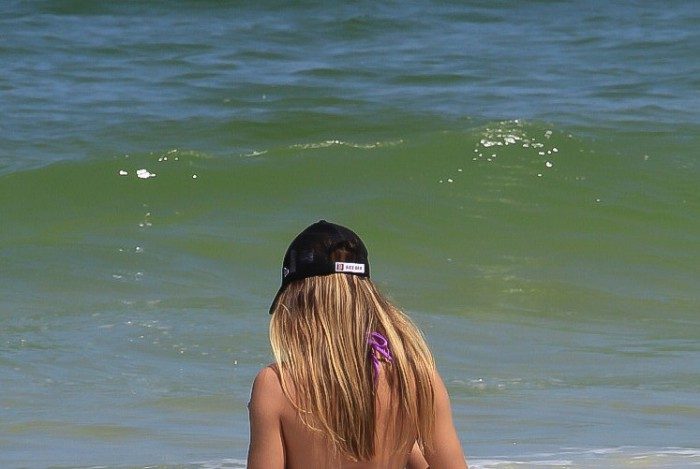 Aricia Silva curte dia de praia na Barra da Tijuca, na Zona Oeste do Rio