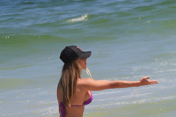 Aricia Silva curte dia de praia na Barra da Tijuca, na Zona Oeste do Rio