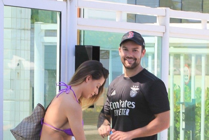 Aricia Silva curte dia de praia na Barra da Tijuca, na Zona Oeste do Rio