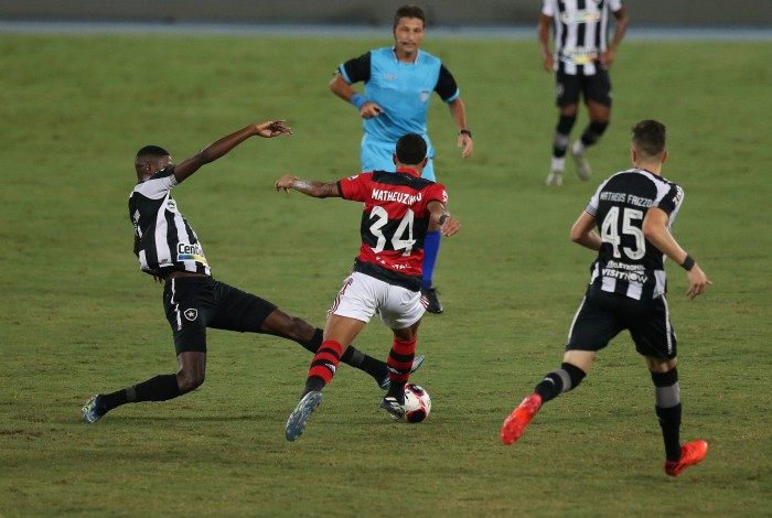 Botafogo e Flamengo se enfrentam no estádio Nilton Santos,  pela quinta rodada do Campeonato Carioca 2021