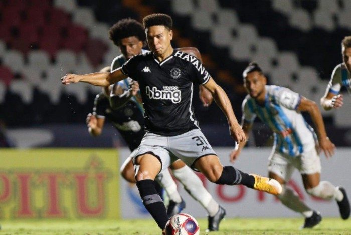 De pênalti, Marquinhos Gabriel marca o segundo gol do Vasco contra o Macaé