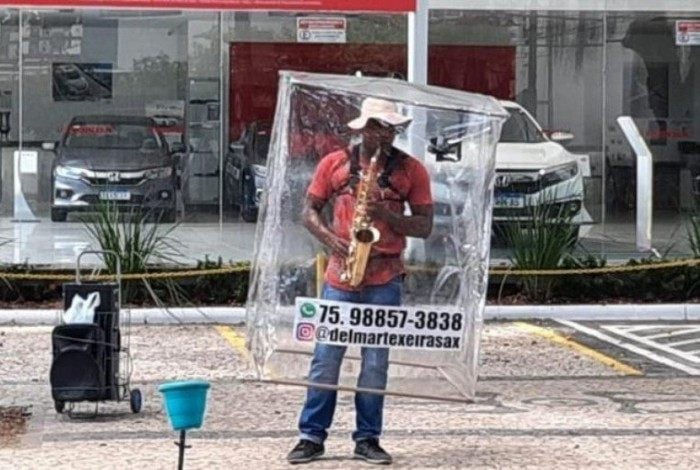 Saxofonista se apresenta nas ruas de Salvador com 'barreira plástica'