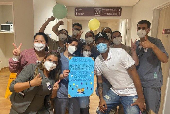 Luís Fabiano teve alta do hospital após ser internado com Covid