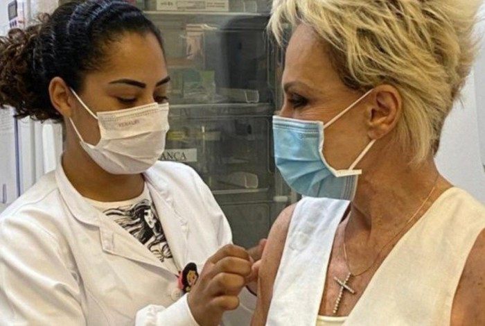 Ana Maria Braga recebe vacina