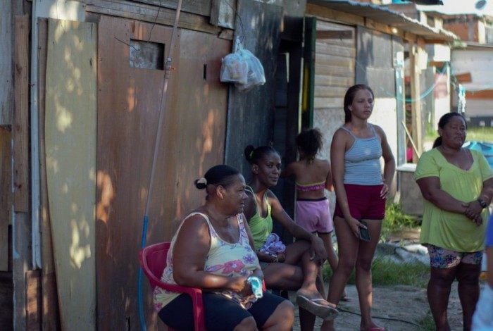 Famílias Beira-Beira vivem à beira de um valão na Favela do Lixão, em Caxias