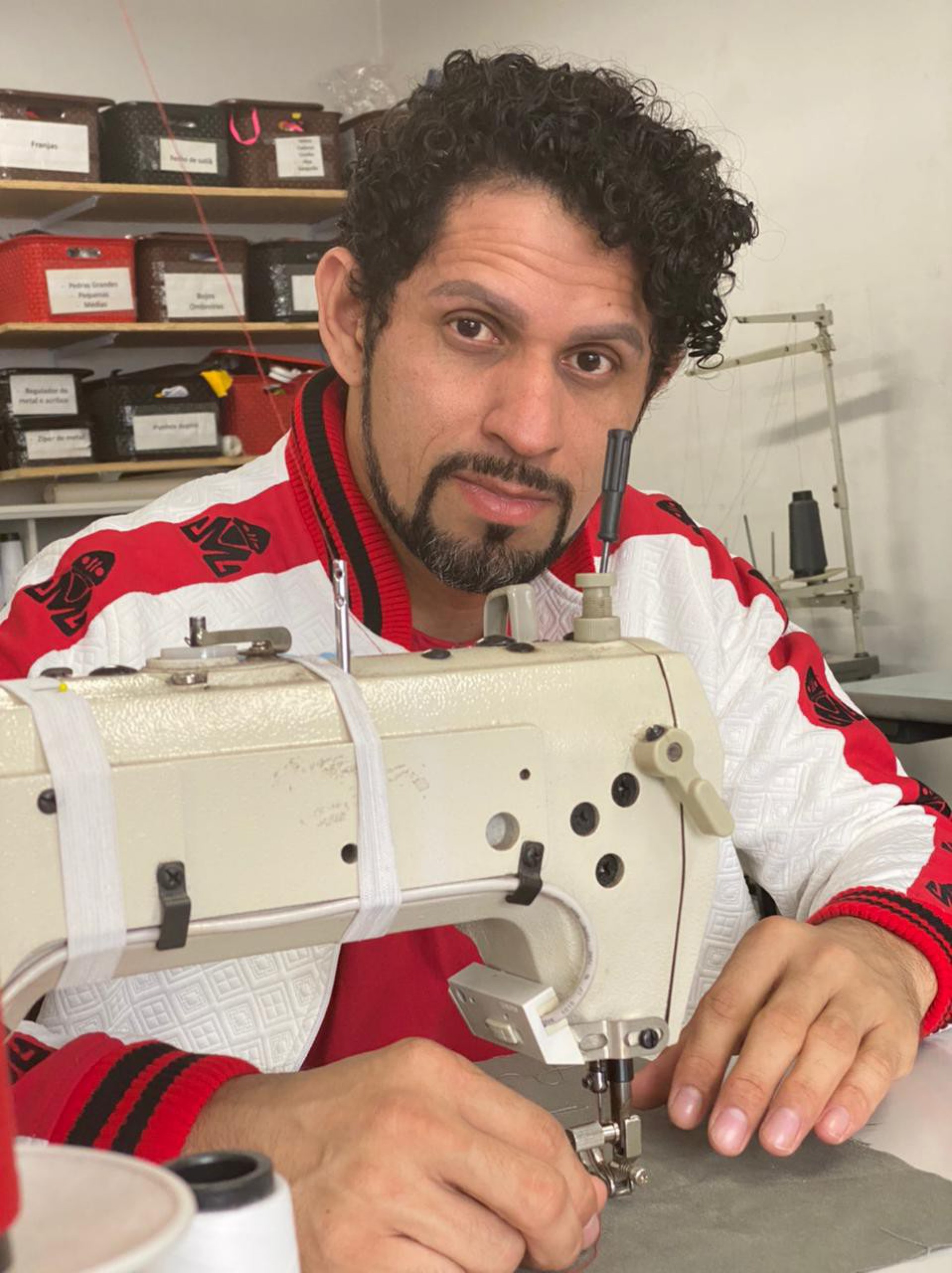 De Anitta a Gloria Groove: Conhe&ccedil;a o estilista queridinho das celebridades