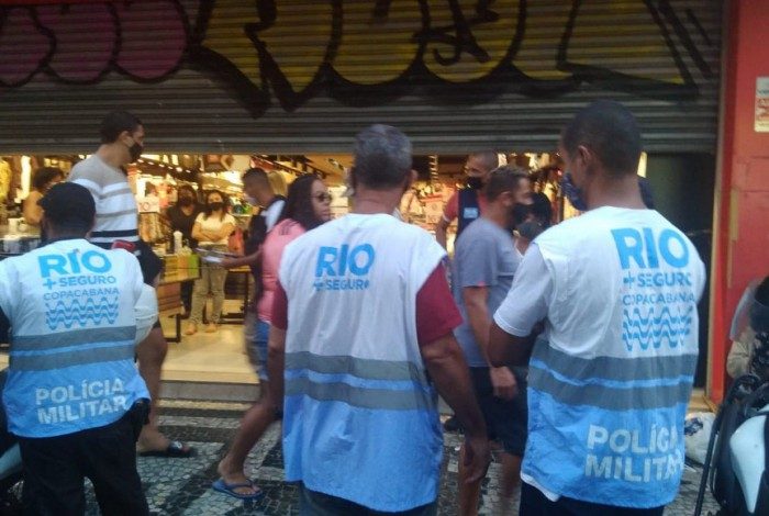 Agentes fazem fiscalização em comércio aberto em Copacabana