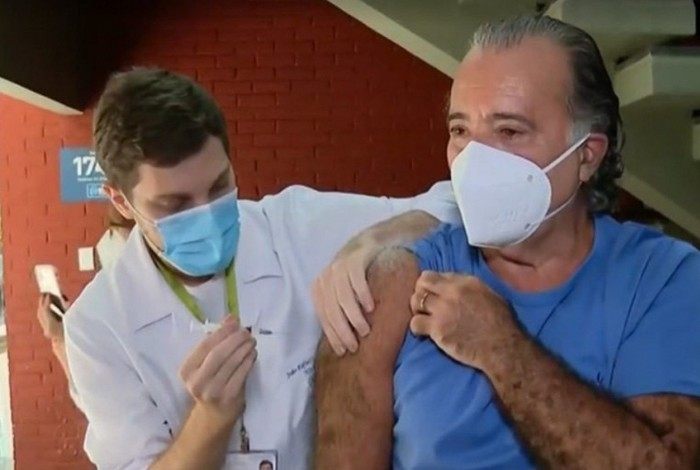 Tony Ramos é vacinado no Rio contra Covid-19
