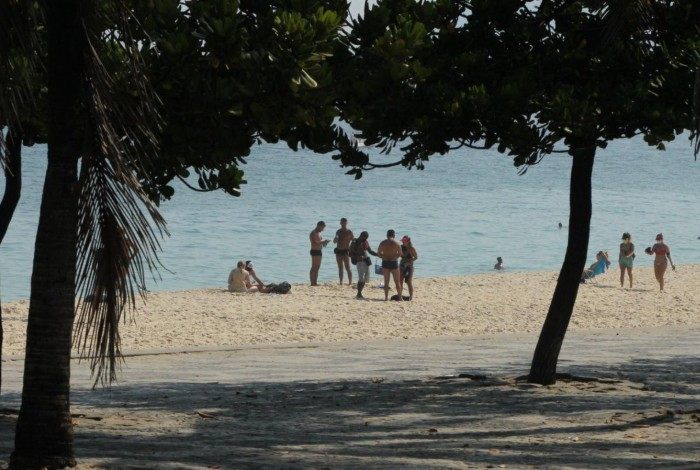 Grupo se reúne em Ipanema. Permanência na areia está proibida