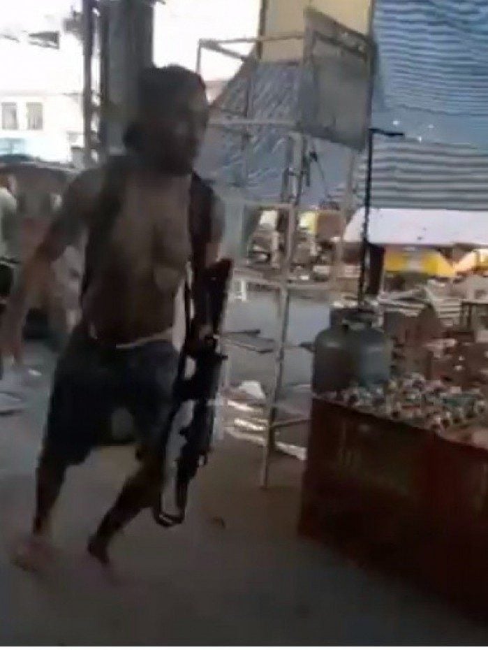 Vídeo nas redes mostra suposto traficante correndo na Vila do João, Complexo da Maré