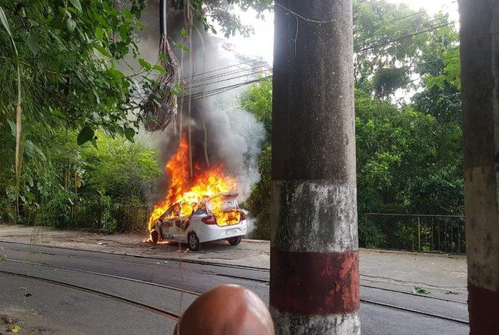 Viatura do 5ºBPM (Praça da Harmonia) foi atacada na Rua Almirante Alexandrino