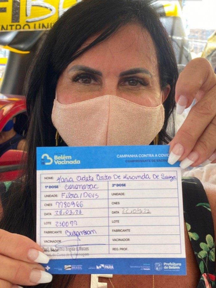 Gretchen ap&oacute;s ser vacinada contra a covid-19