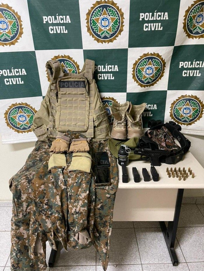 Polícia Civil apreendeu com 'Almôndega' uma pistola, carregadores, munições, granada, além de fardamento completo semelhante ao usado pelo BOPE