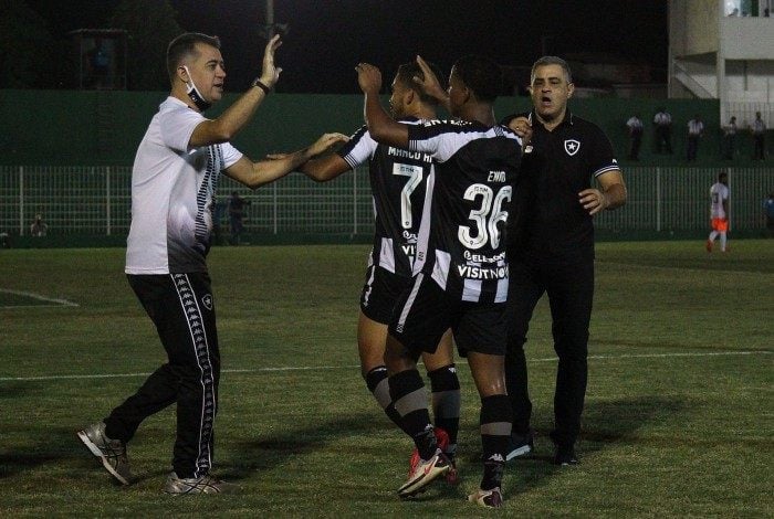 Marcelo Chamusca comemora vitória no fim do Botafogo